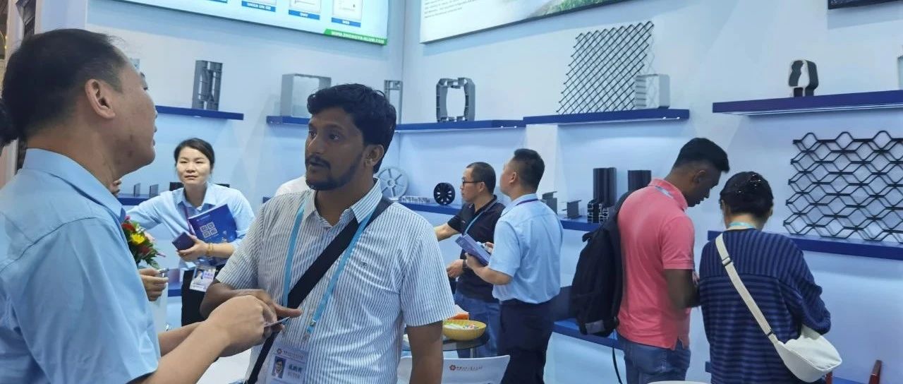 搶“鮮”看！中亞鋁業(yè)廣交會(huì)首日多語(yǔ)種交流不斷，“國(guó)際范”拉滿→