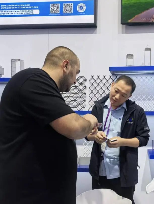 中亞鋁業(yè) “鋁” 光閃耀：廣交會首日現(xiàn)場搶“鮮”看！(圖5)